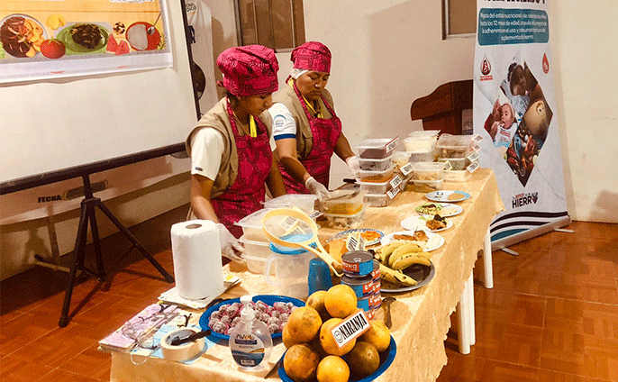 Gestantes y niños en sesión de alimentación saludable