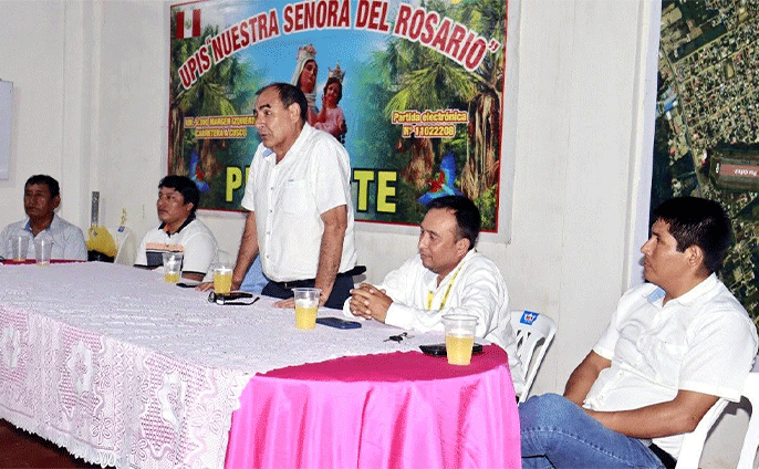 Autoridades y dirigentes en reunión