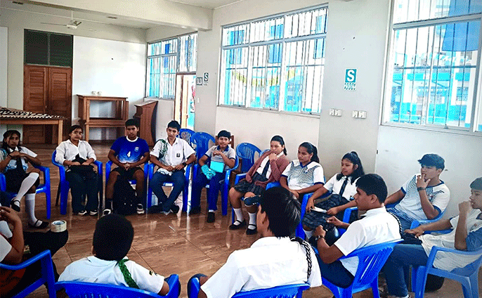 Estudiantes participan en taller ambiental